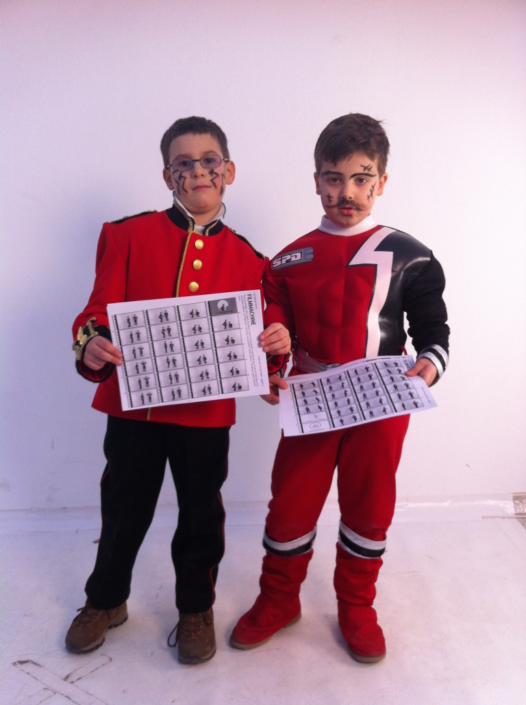 Kom dansen in de Filmmachine! Je wordt zo’n 5 seconden gefilmd. Van deze 5 seconden worden 40 beeldjes geprint. Deze plaatjes kun je uitknippen en met een elastiekje aan elkaar vastmaken zodat er een klein flipboekje ontstaat. Als je de bladzijdes heel snel ‘doorflipt’ zie je jezelf weer terug, dansend en al! Een stichting Polly productie.