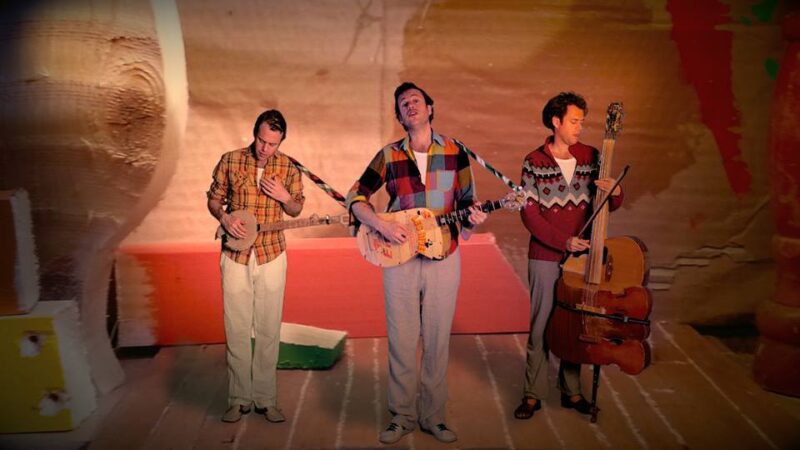 We kunnen er best eerlijk over zijn. Stiekem dromen alle meisjes ervan dat ooit een zanger een lied over hen zal schrijven. Want als iemand speciaal over jou een lied zingt, moet je wel heel bijzonder zijn.De realiteit is helaas zeer schrijnend. Van slechts een enkeling zal de droom uitkomen en de rest blijft ongelukkig achter. Er zijn nu eenmaal veel te weinig zangers voor alle meisjes in het land. Vreselijk triest allemaal.Maar gelukkig is er nu singersongwriter Goslink. Hij schrijft voor ieder meisje een lied en zorgt ervoor dat alles toch nog goed komt.