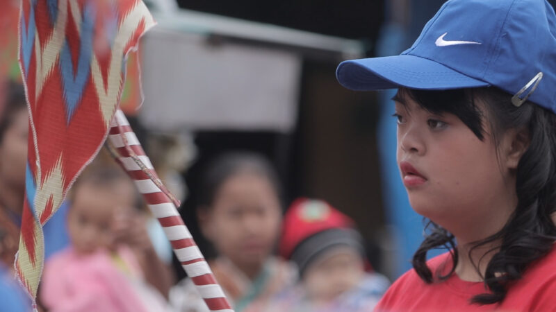 Aan het einde van de zomervakantie is de Indonesische Mima ongeduldig om weer naar school te gaan. Maar als ze eenmaal op het schoolplein aankomt, heeft ze toch even knikkende knieën. Voor Mima gaat leren niet vanzelf, want ze werd geboren met Down syndroom.