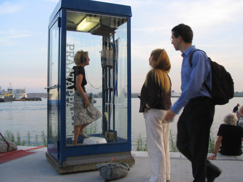 Zomaar een praatje maken met een wild vreemde valt niet altijd mee. Want waar moet je het over hebben? Voordat je het weet zeg je iets stoms. Nu is er gelukkig een praatapparaat op de markt: je kunt er praatjes make zonder dat je hoeft te bedenken wat je zult zeggen! Lekker makkelijk.